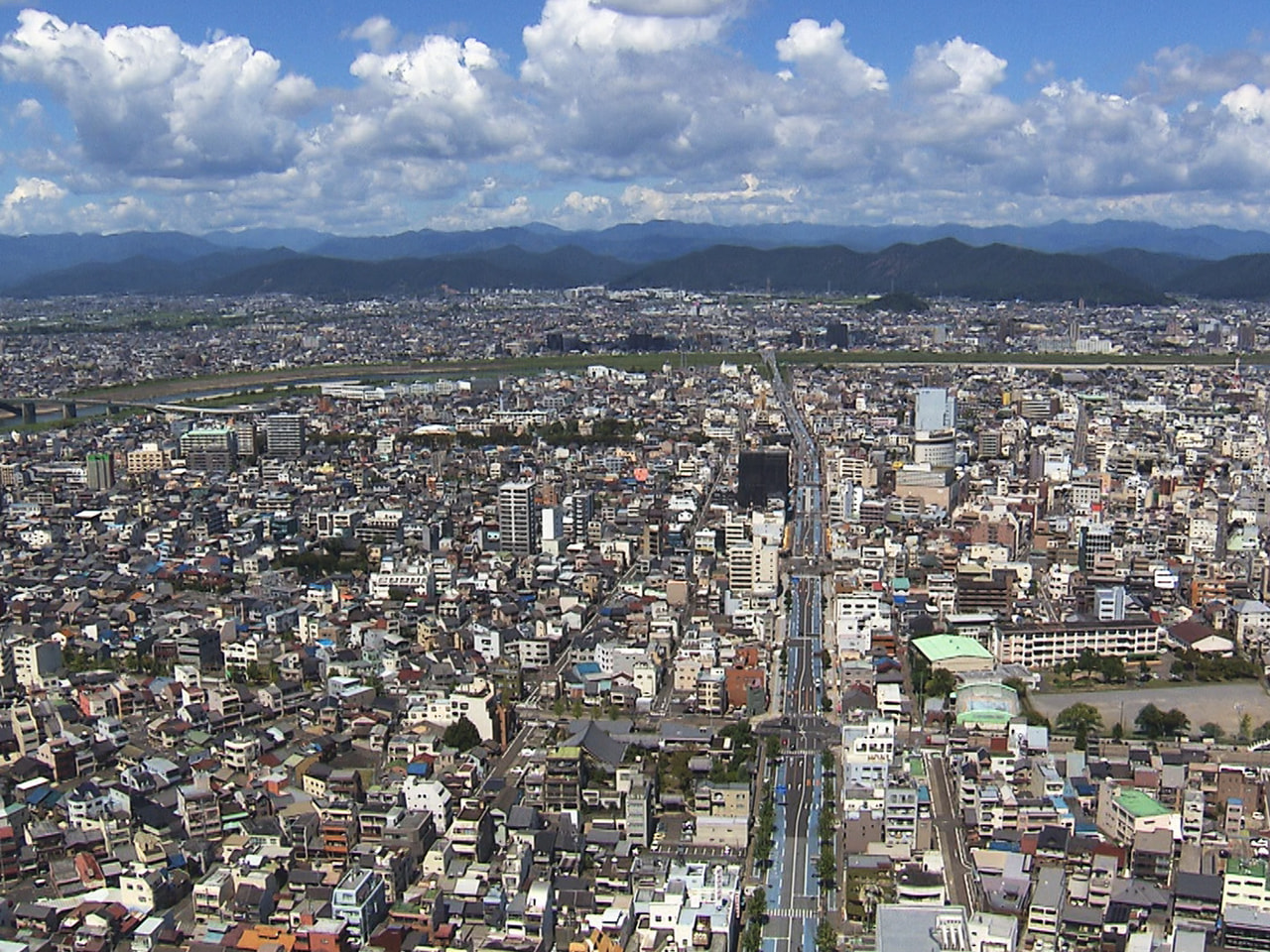 土地の取引価格の指標となる公示地価が22日公表され、岐阜県内は住宅地と商業地で3...