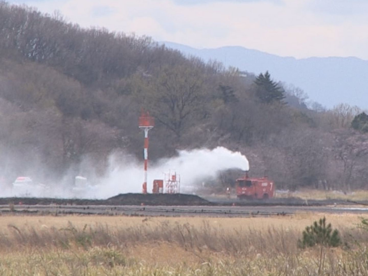２３日午前各務原市の航空自衛隊岐阜基地で枯れ草が燃える火事があり、辺りは一時騒然...