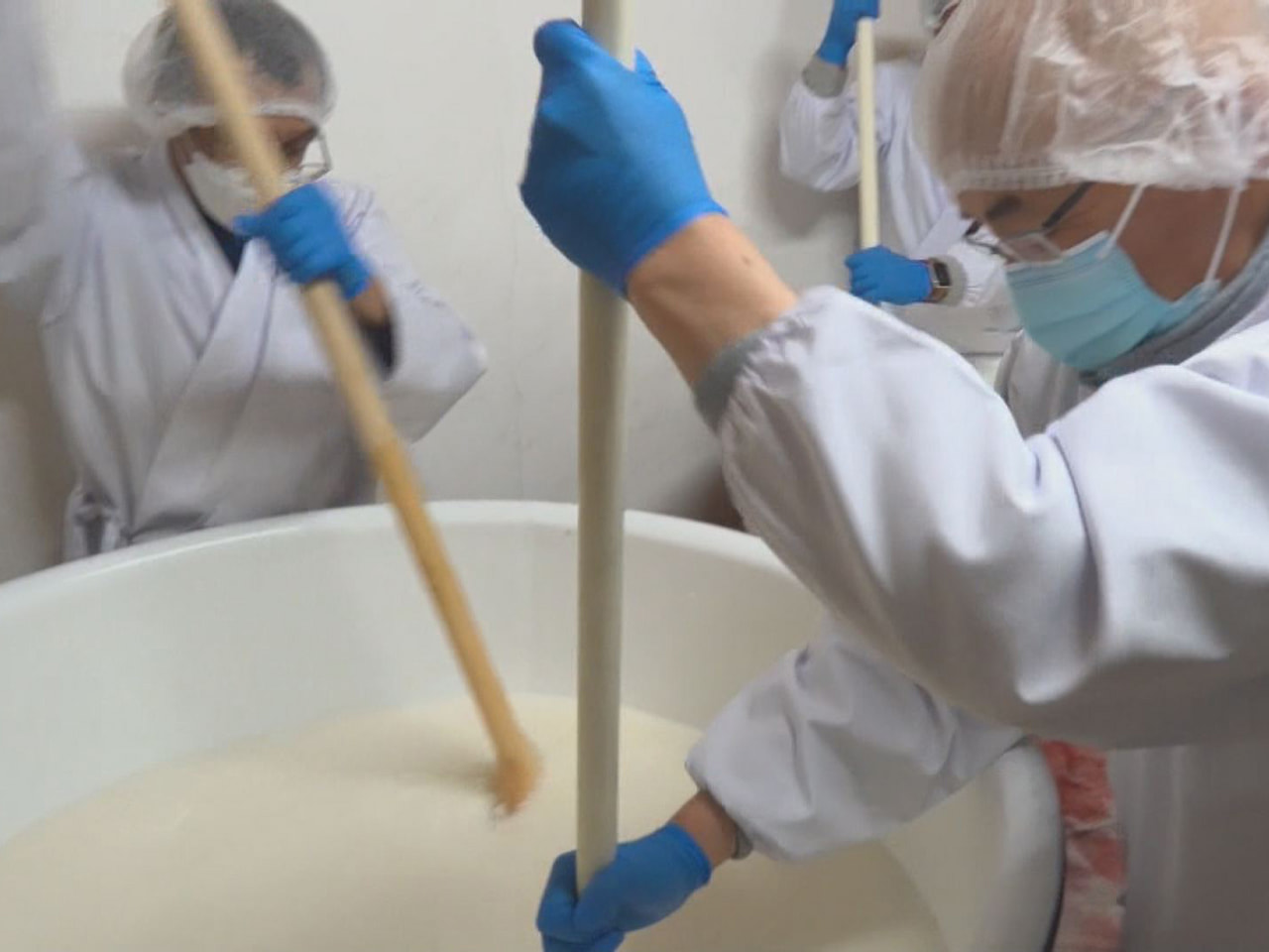 高山市一之宮町の飛騨一宮水無神社で、５月の例祭で振舞われる「どぶろく」の仕込み作...