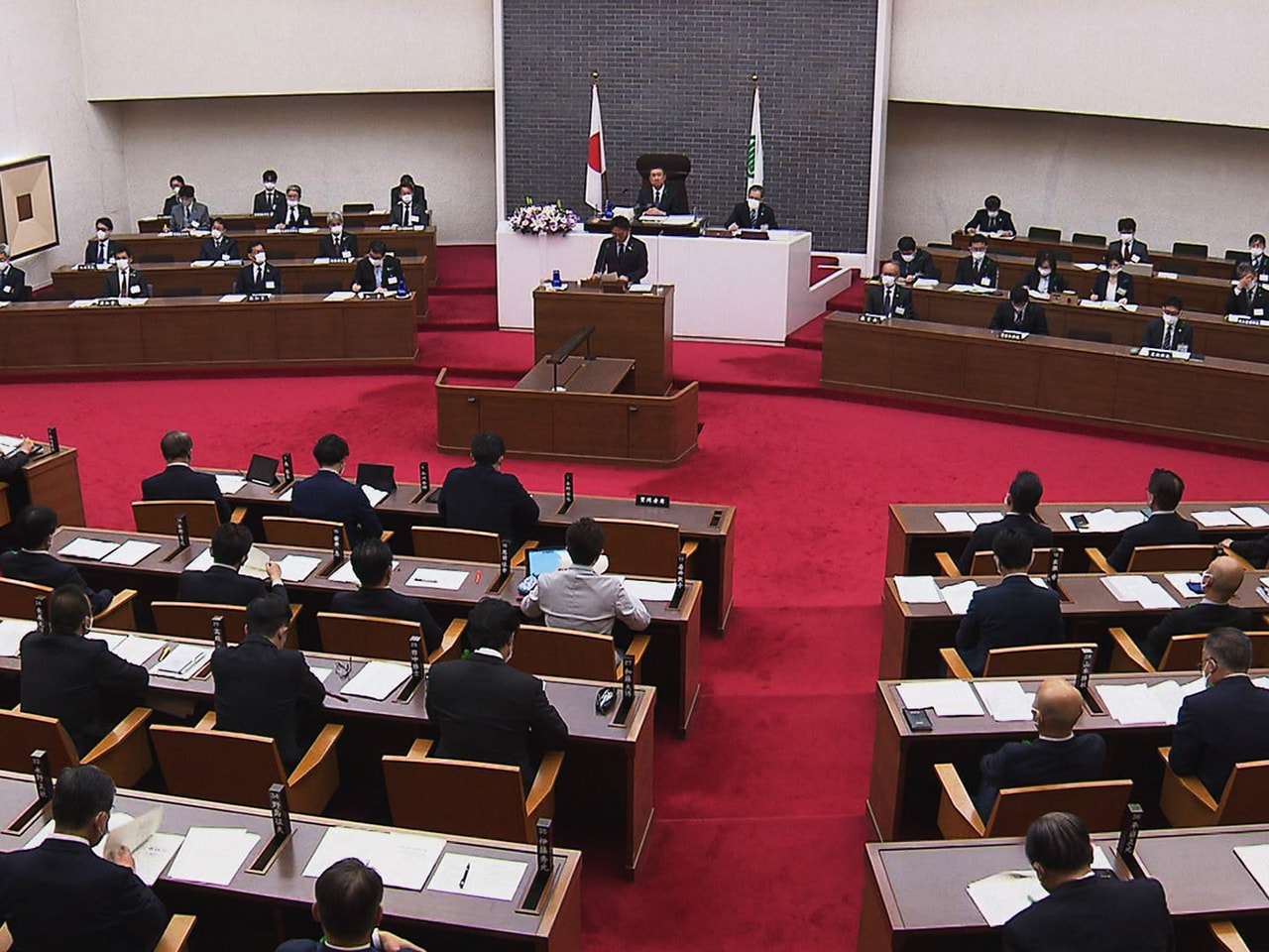岐阜県議会の定例会は２４日、過去最大規模となった８８６９億円の一般会計当初予算案...