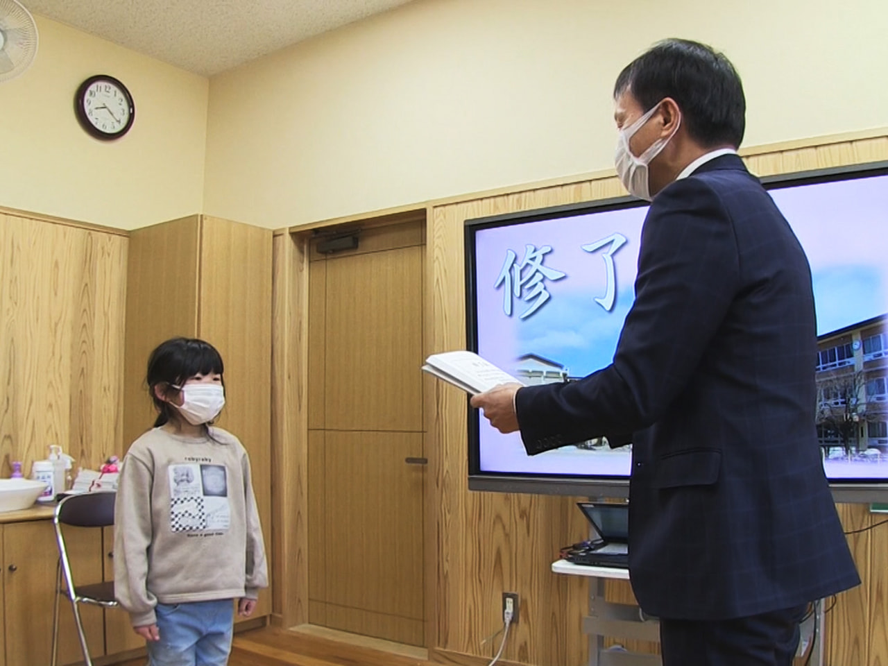岐阜県内の公立小中学校のうち高山市の小学校１８校で２４日、修了式が行われました。...