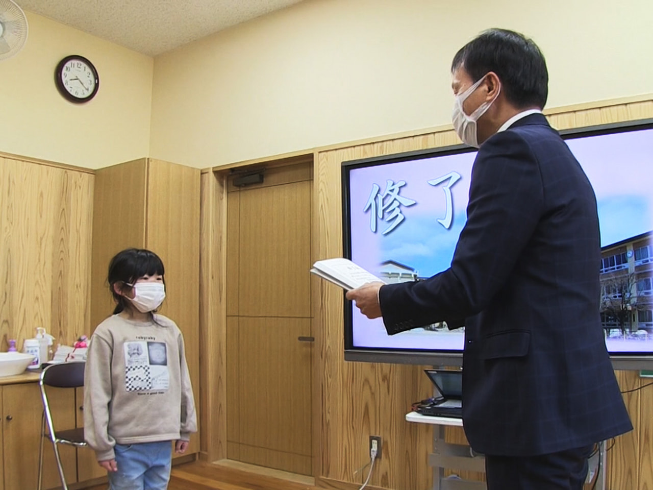 岐阜県内の公立小中学校のうち高山市の小学校18校で24日、修了式が行われました。...