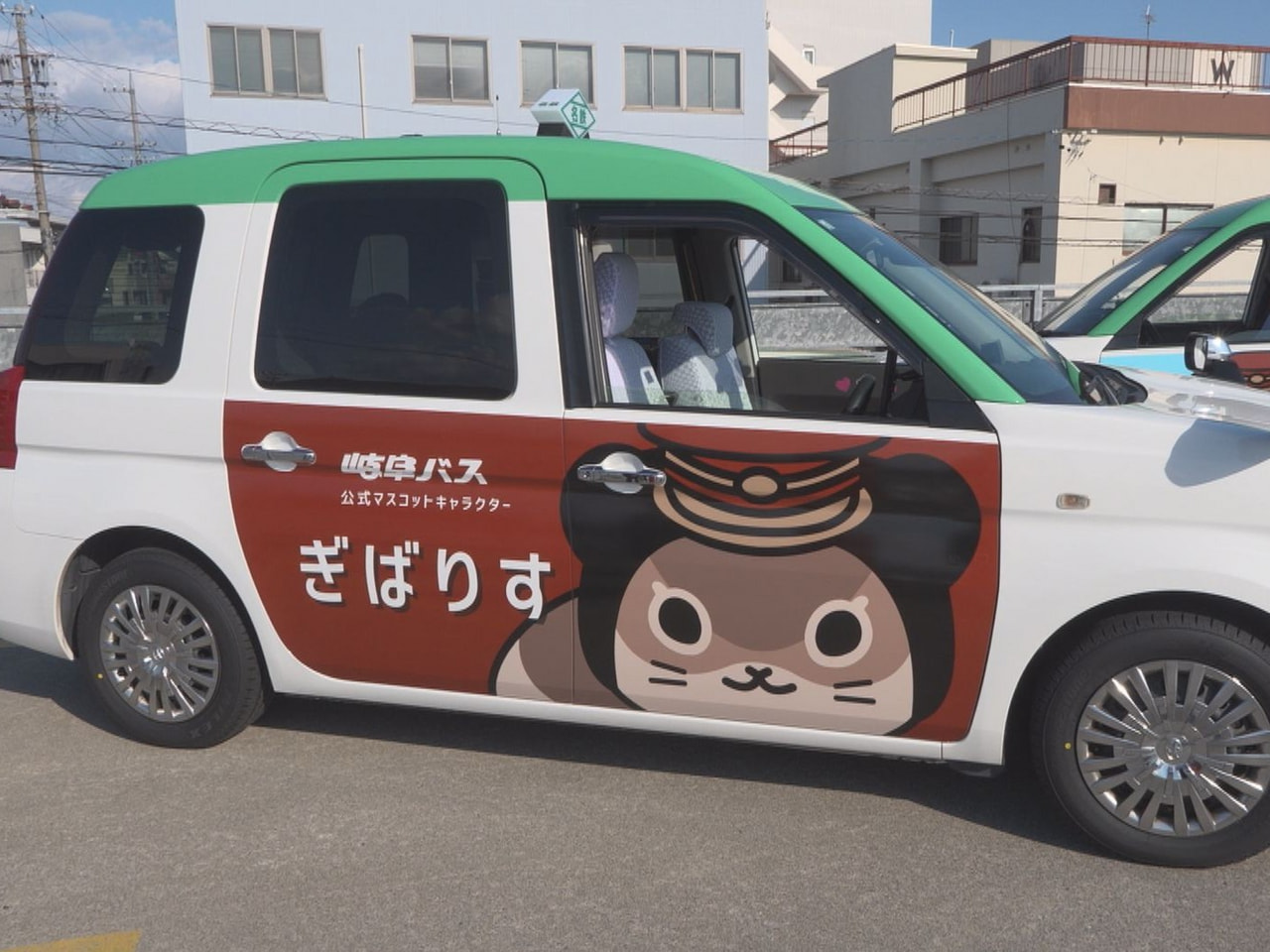 岐阜バスのマスコットキャラクター「ぎばりす」をラッピングしたタクシーが岐阜市内を...