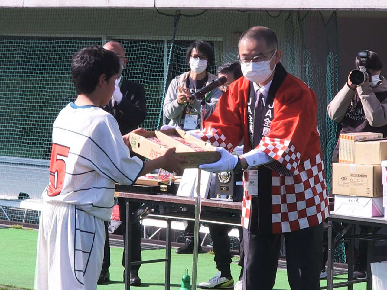 県産品をアピールしようと、関市で行われた小学生サッカー大会の出場チームに２７日、...