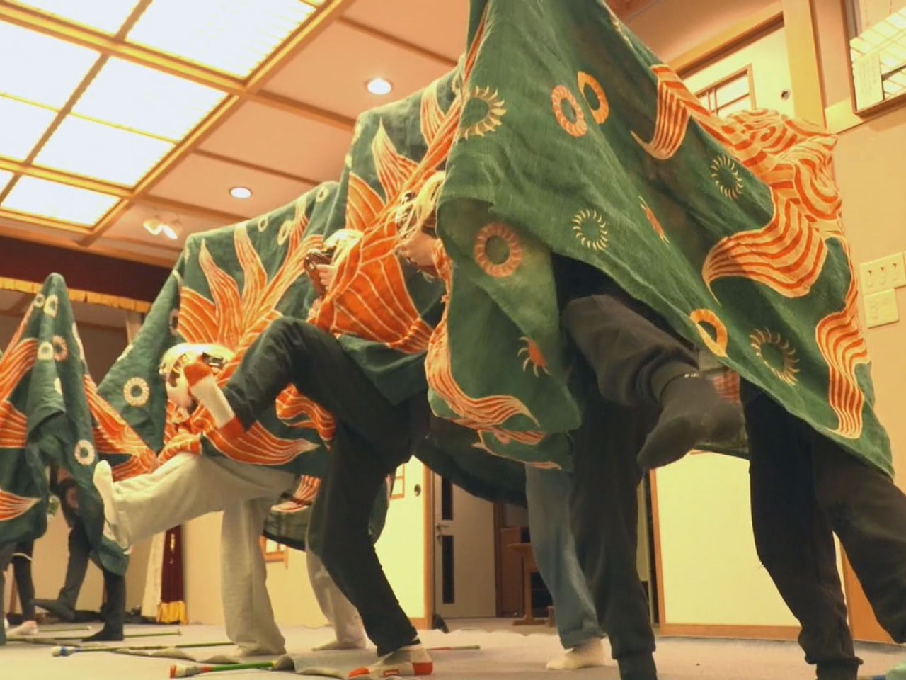 ４月１４日に開幕する「春の高山祭」に向け、地元の子どもたちが伝統の獅子舞の稽古に...