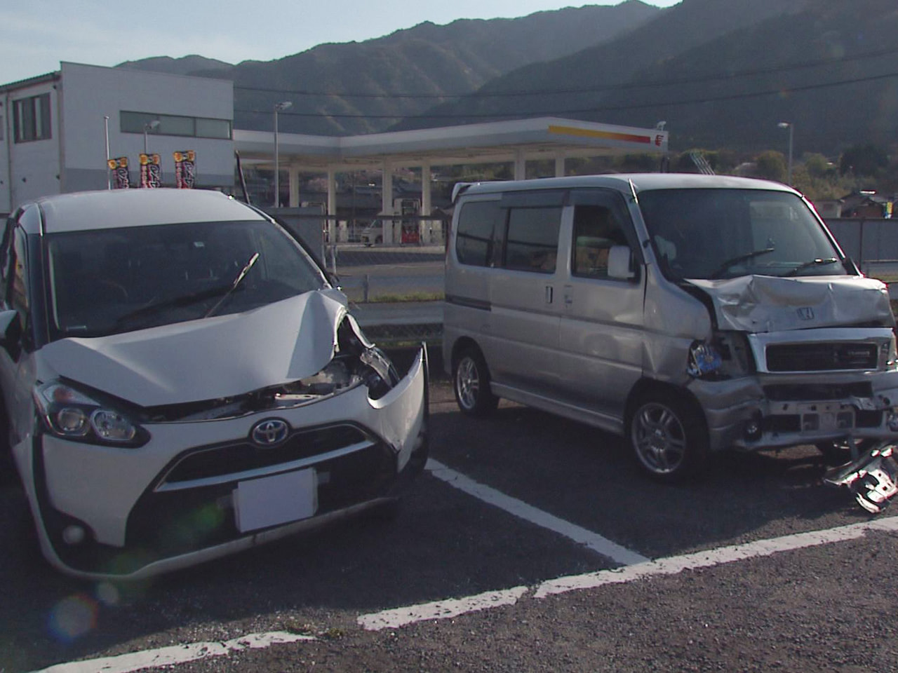1日午前11時ごろ、養老町船附の町道交差点で乗用車と軽乗用車が出合い頭に衝突し、...