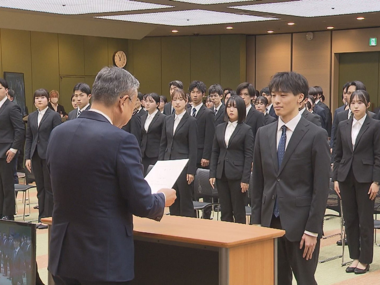 新年度を迎えた１日、官公庁や多くの企業で辞令交付式や入社式が開かれ、新社会人が新...