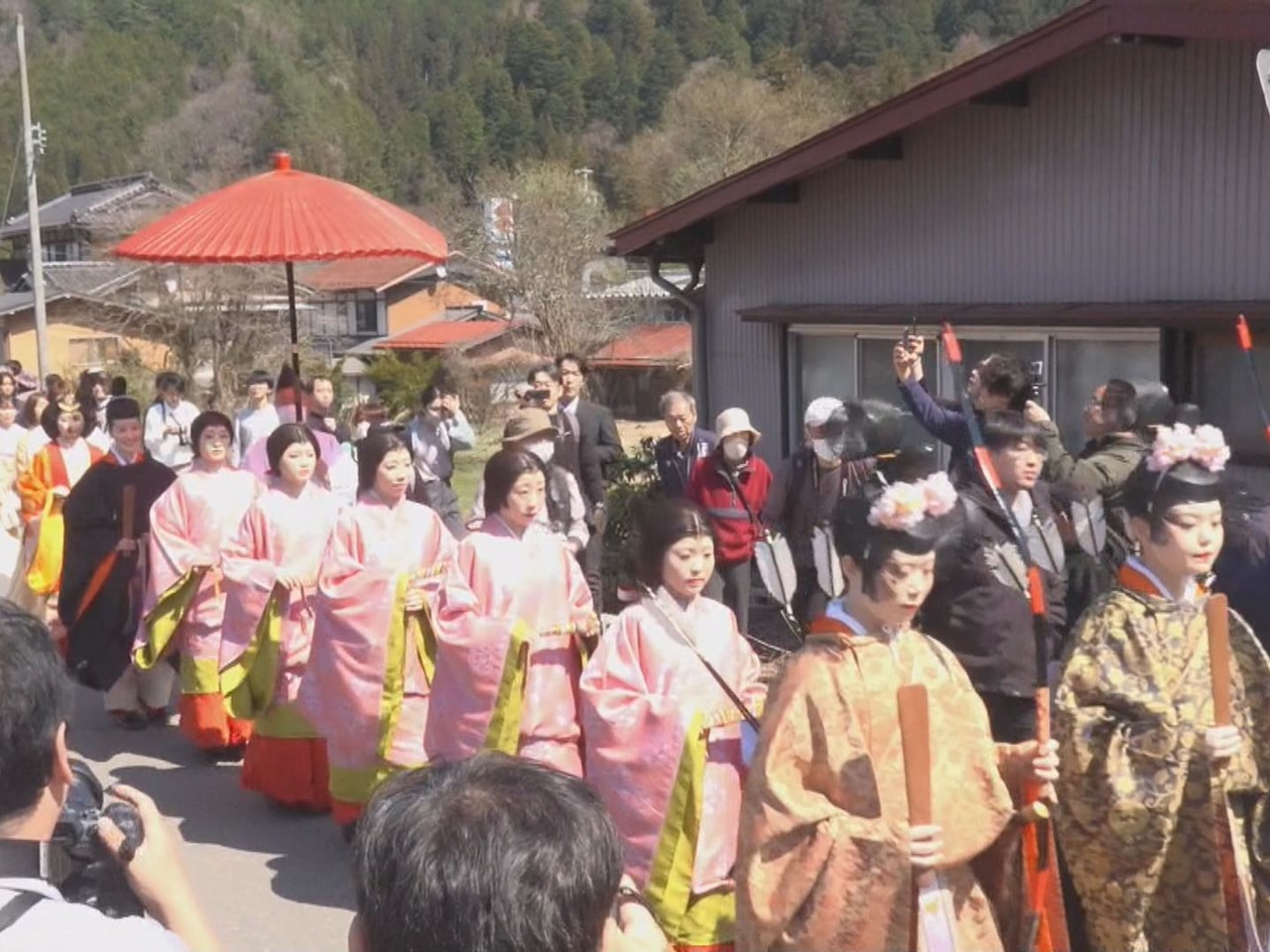 飛騨路に春の訪れを告げる「飛騨生きびな祭」が３日、高山市で行われ、平安装束をまと...