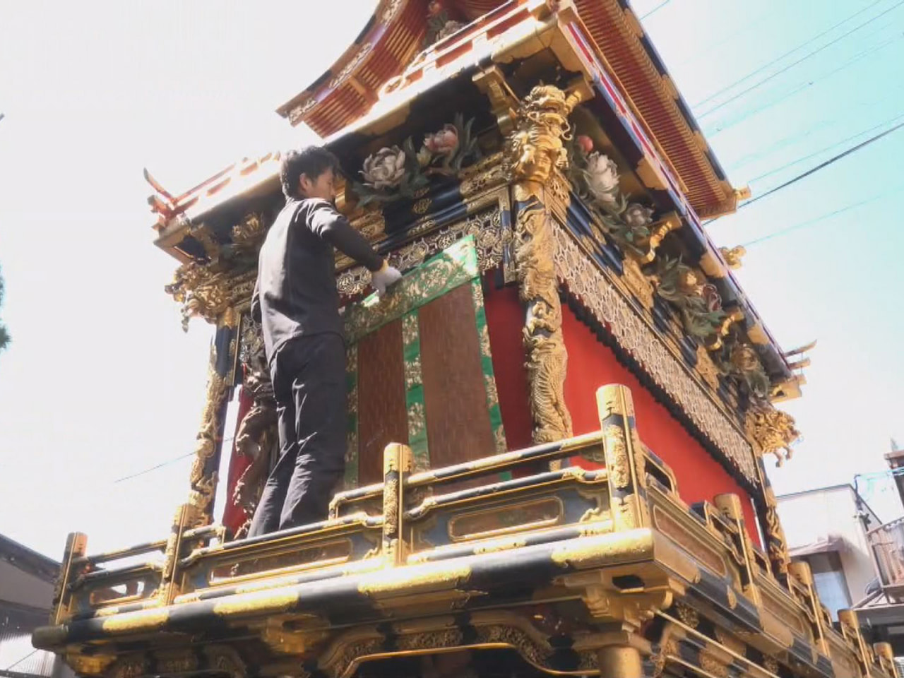 春の高山祭を前に、きらびやかな祭屋台の飾り付けが行われています。 日本三大美祭に...