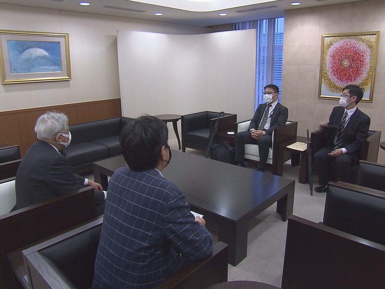 岐阜行政監視行政相談センターの佐藤義久新所長が6日、岐阜放送本社を訪れ、コロナ禍...
