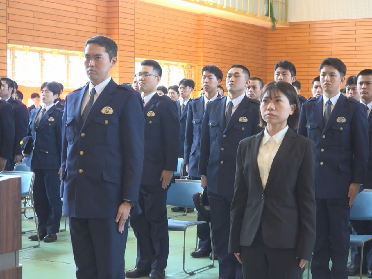 県警察学校で６日、入校式が行われ、初任科生１３０人が県内の治安を守る警察官や警察...