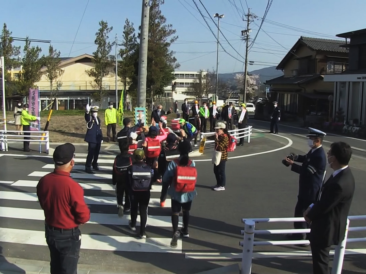 春休み明け最初の登校日となった7日、中津川市の小学校では、校門前の横断歩道に警察...