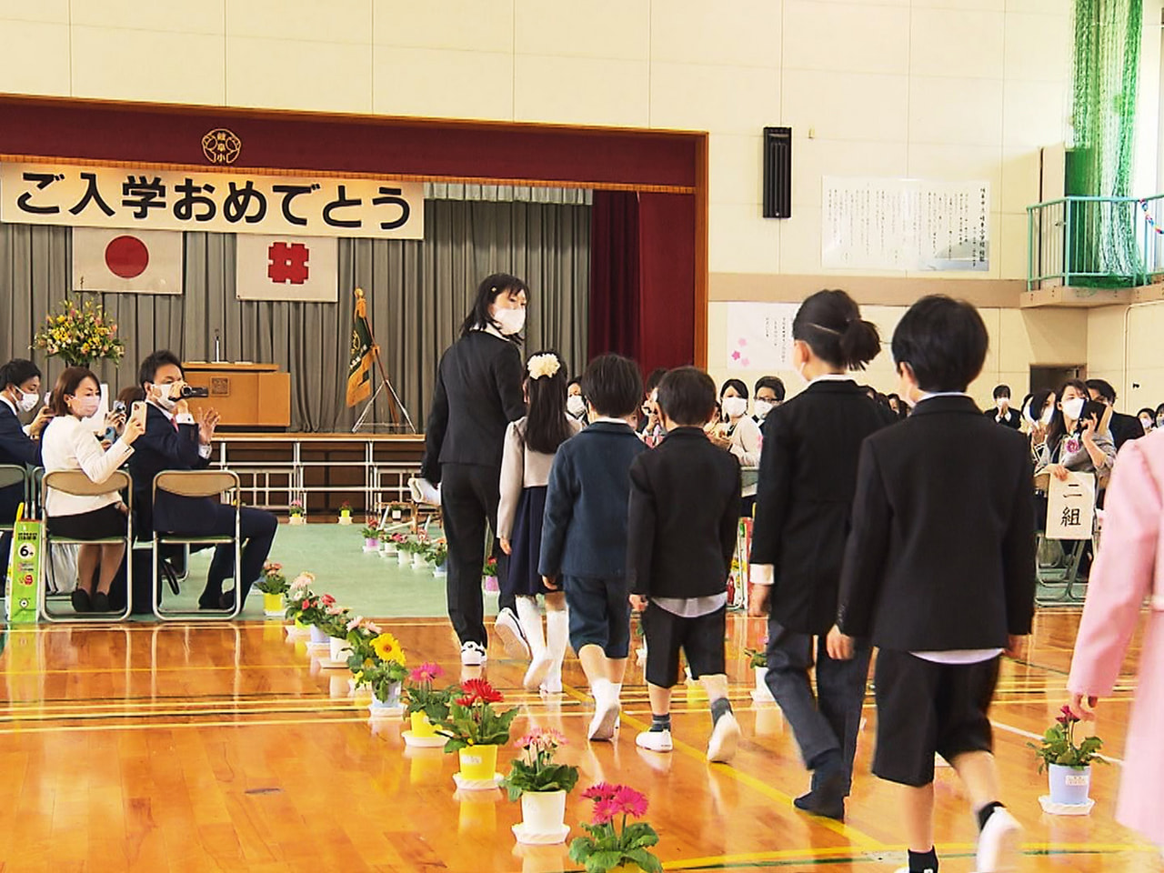 岐阜県内の多くの小学校で７日入学式が行われ、桜が舞い散る中、新１年生が学校生活を...