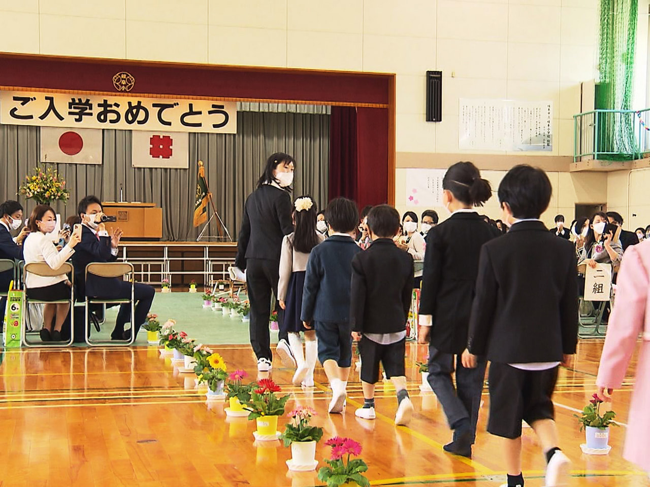 岐阜県内の多くの小学校で7日入学式が行われ、桜が舞い散る中、新1年生が学校生活を...