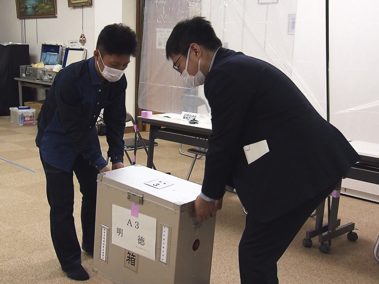 9日に投開票が行われる県議会議員選挙を前に県内各地では8日、投票所の準備が進めら...