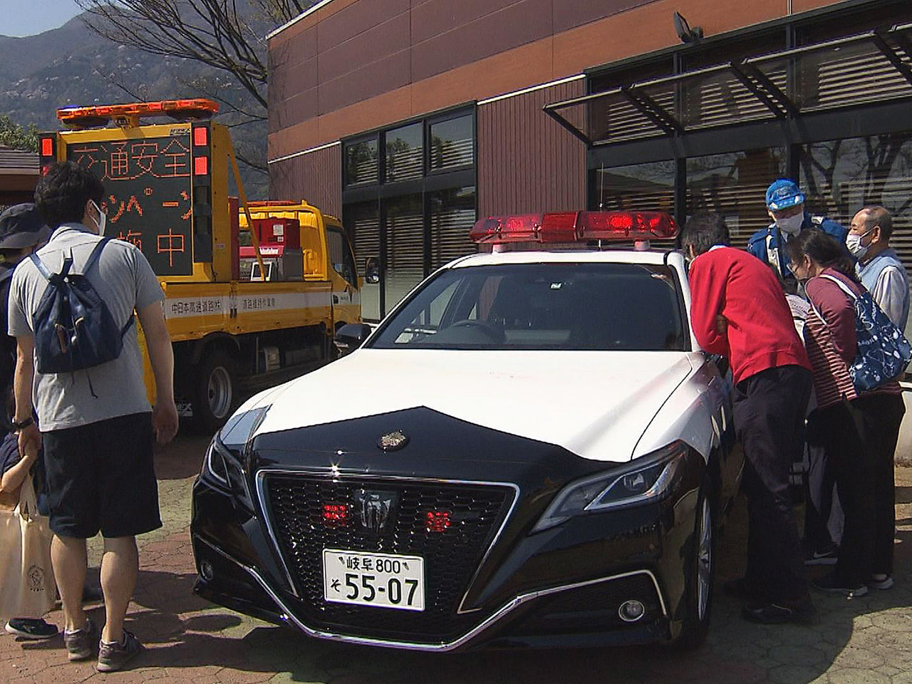 高速道路での交通事故抑止に向け10日、県内の高速道路のサービスエリアで啓発活動が...