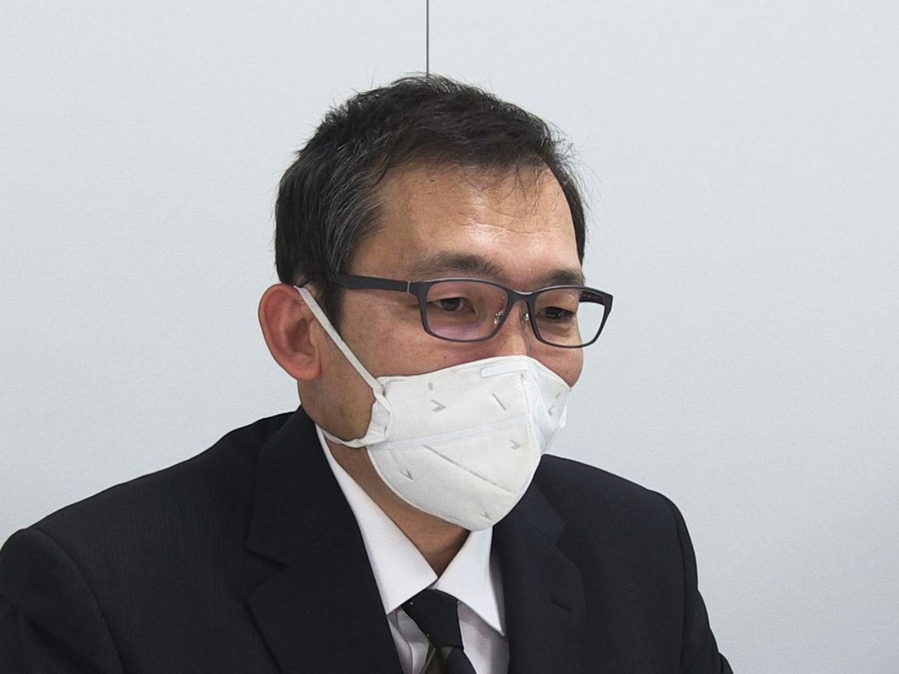 新たに式部職鵜匠に任命された山下晃正鵜匠らが11日、岐阜市の柴橋正直市長を表敬訪...