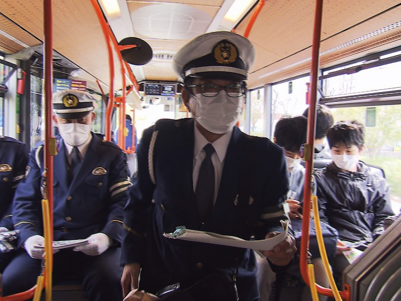 岐阜市内を走行するバスに警察官が乗車し、乗客らに交通安全を呼び掛ける啓発活動が１...
