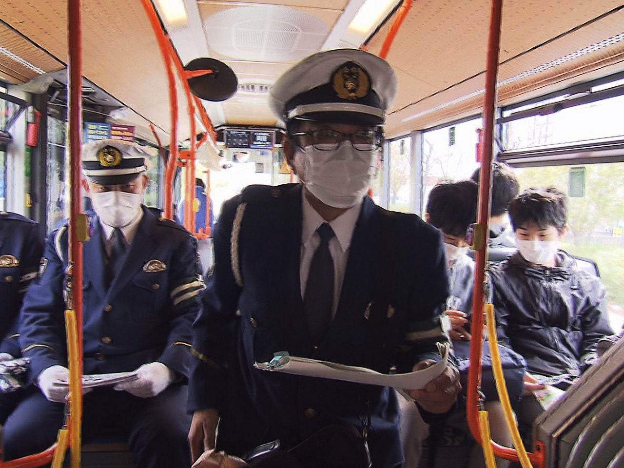 岐阜市内を走行するバスに警察官が乗車し、乗客らに交通安全を呼び掛ける啓発活動が1...