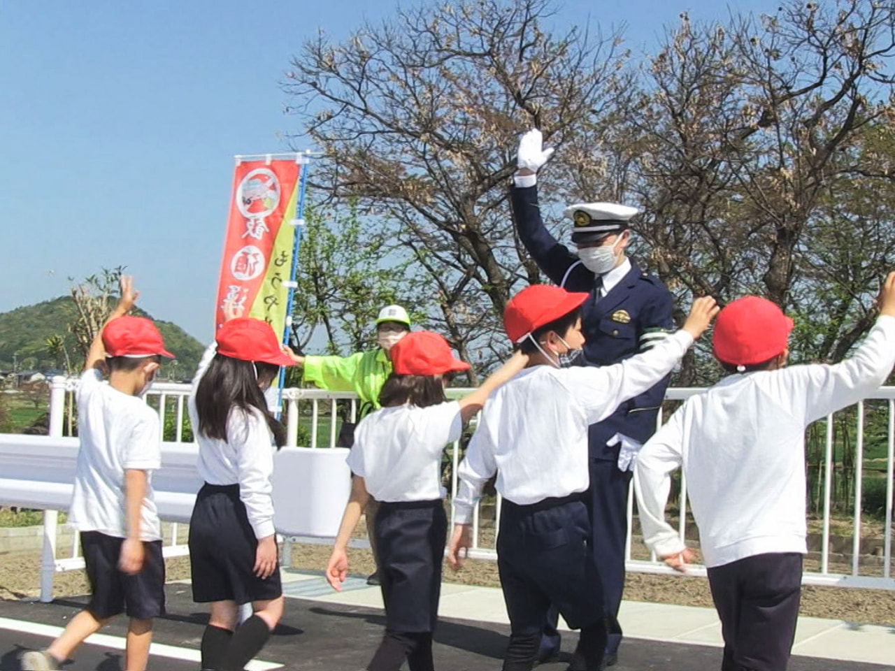 春の全国交通安全運動にあわせ、子どもたちが横断歩道の渡り方を学ぶ教室が12日、岐...