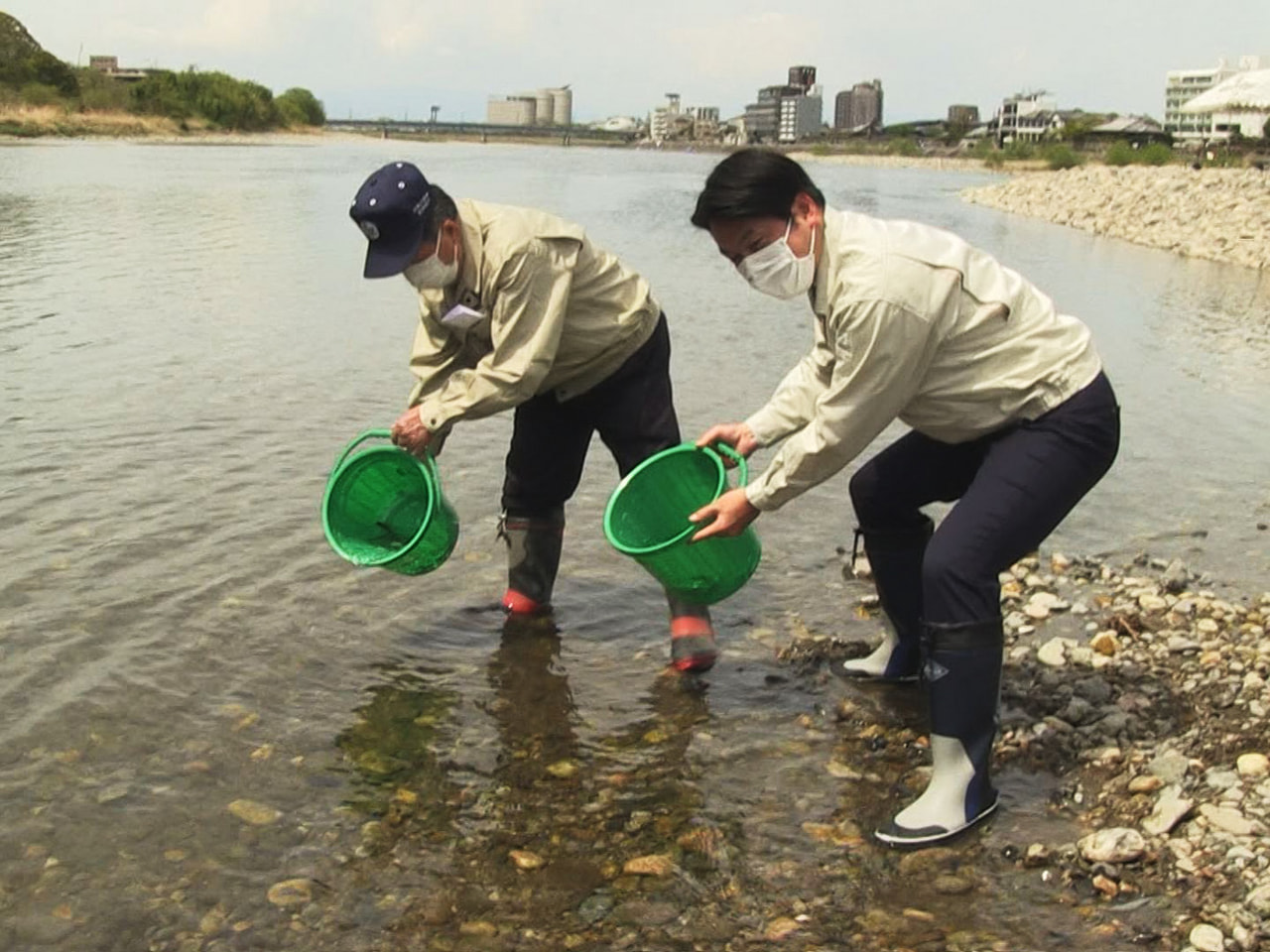 ２０２２年の鮎の豊漁と安全を願う鮎の放流はじめ式が１３日、岐阜市の長良川で行われ...