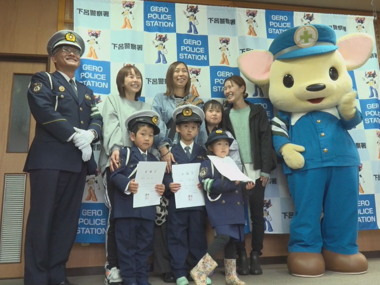春の全国交通安全運動に合わせ下呂警察署では、地元の園児一日警察官に委嘱して交通安...