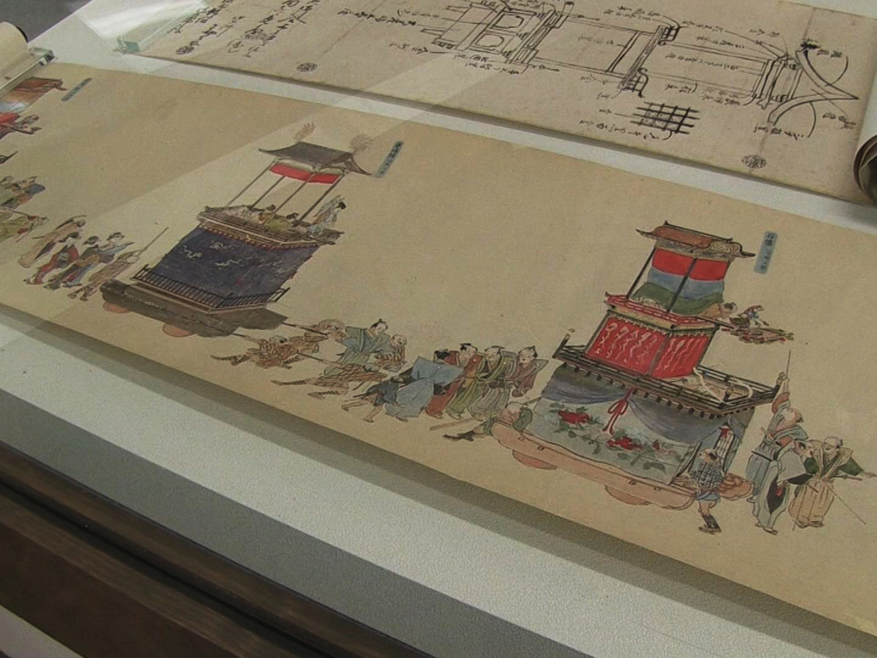 春の高山祭に合わせて高山市の博物館では、江戸時代に描かれたとされる屋台行列の絵巻...