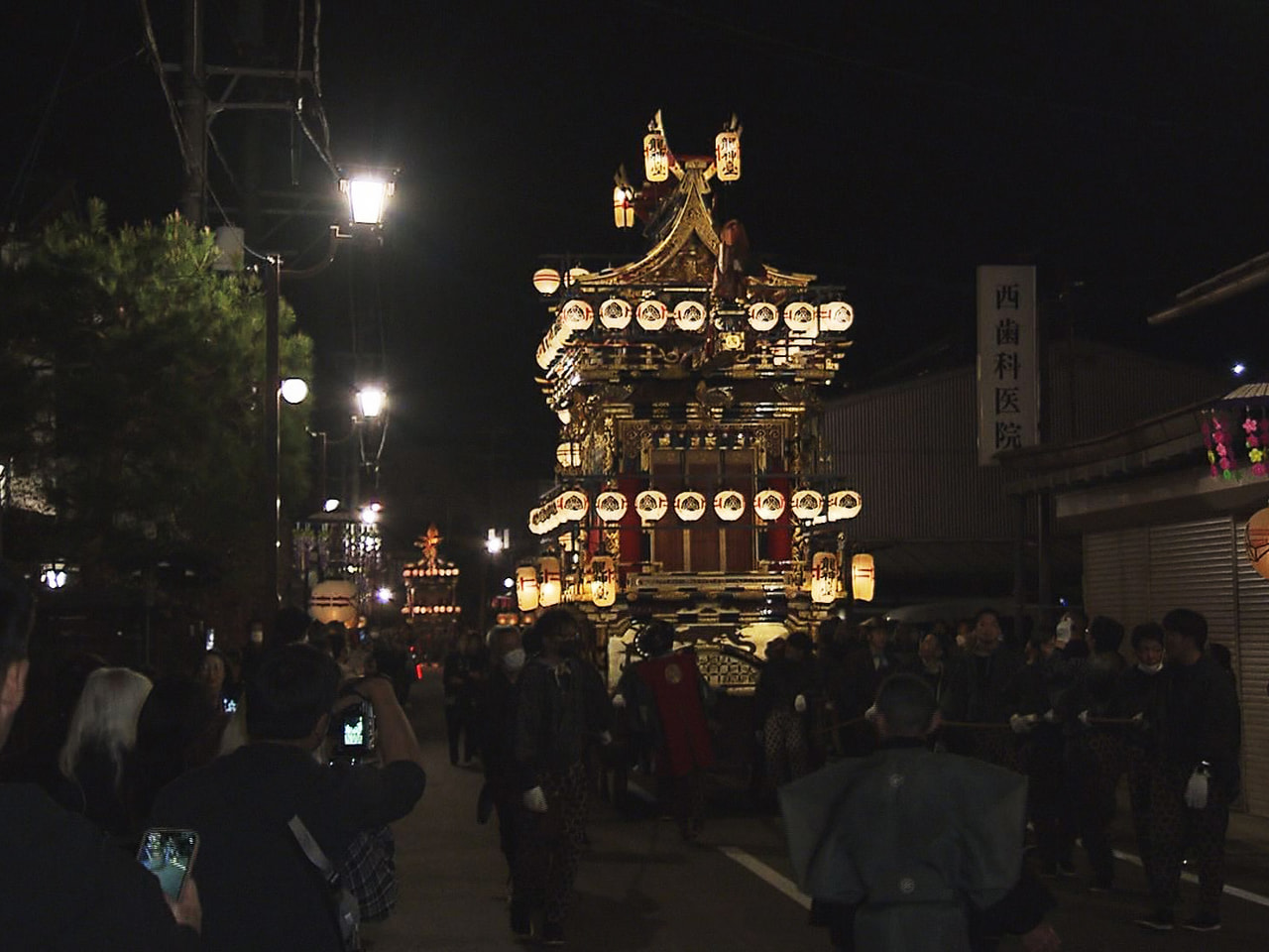 ユネスコ無形文化遺産の「春の高山祭」が4年ぶりに通常開催され、14日は6年ぶりと...