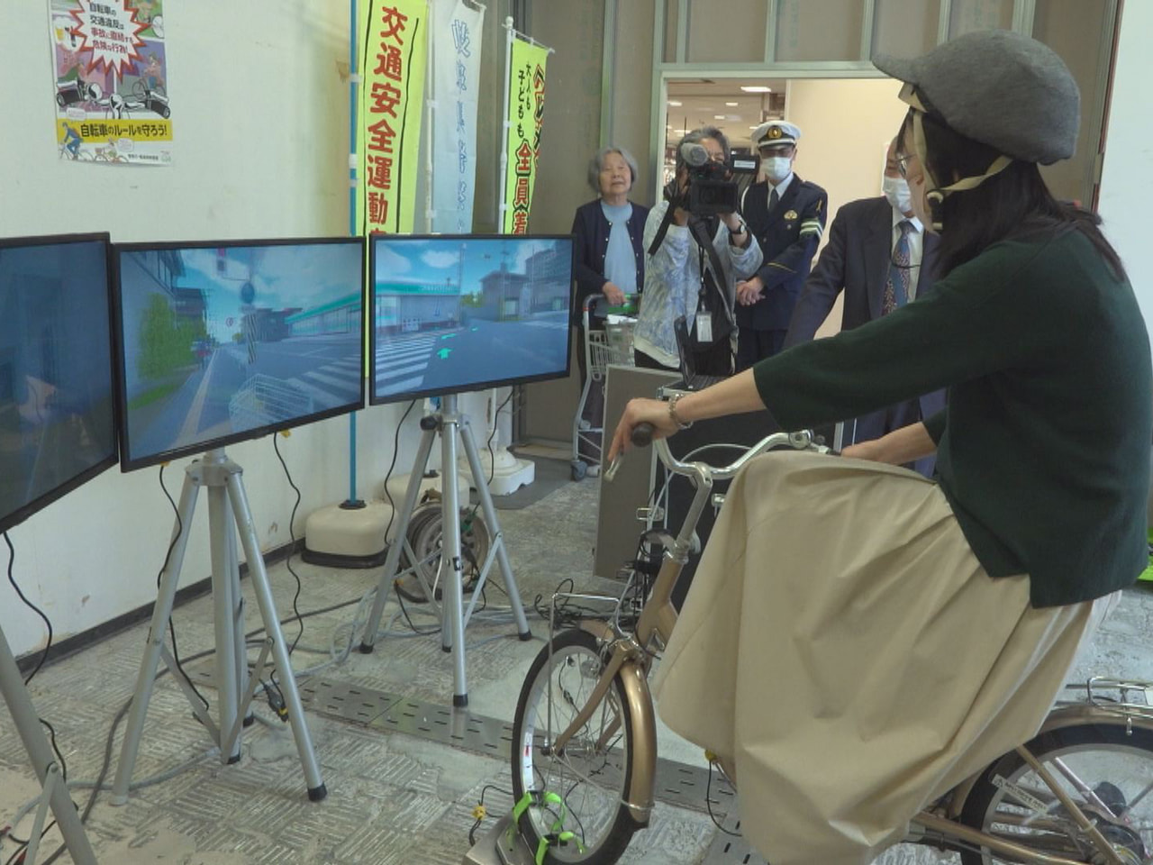 春の全国交通安全運動に合わせ、自転車の安全運転やルールを学ぶシミュレーター体験会...