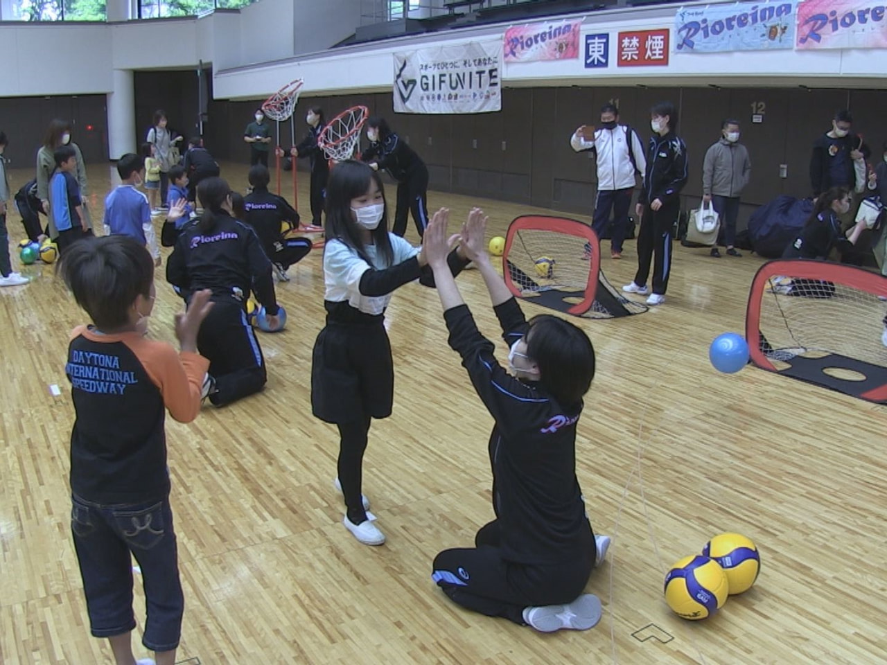 県内のトップアスリートと触れ合いながらスポーツを体験できるイベントが１６日、岐阜...