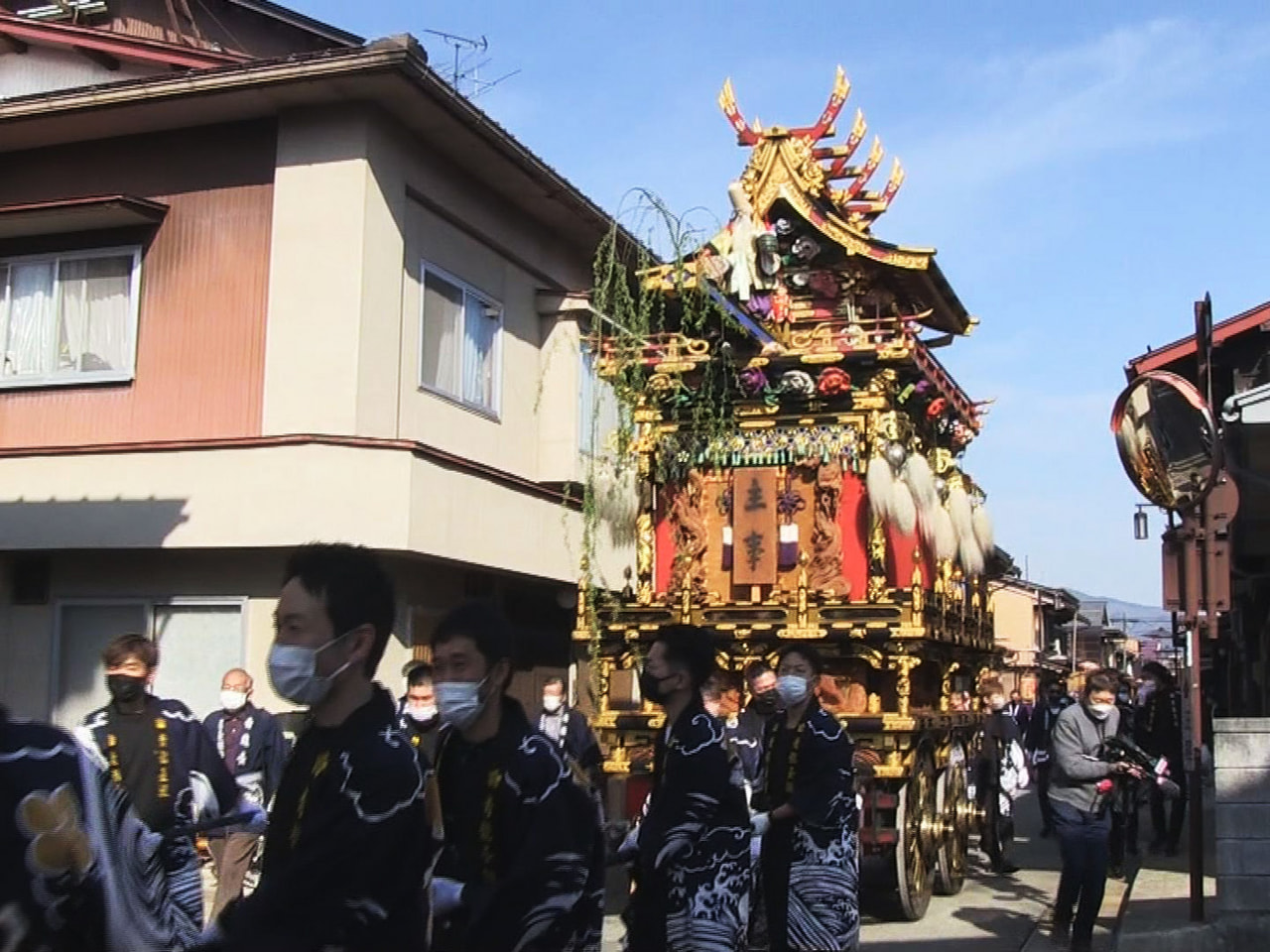 「起こし太鼓」で知られる飛騨市の古川祭が規模を縮小して3年ぶりに19日開幕しまし...