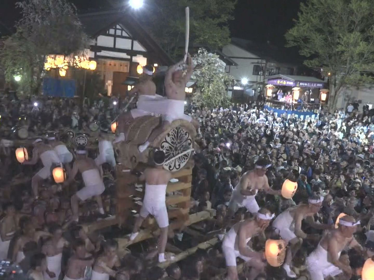 飛騨市の古川祭が１９日と２０日の２日間行われ、１９日夜の「起し太鼓」では、さらし...