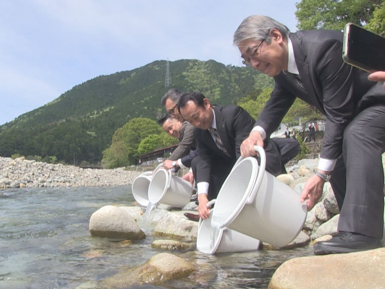 今年でオープンから４０周年を迎える関市の「洞戸観光ヤナ」で今シーズンの開所式が行...