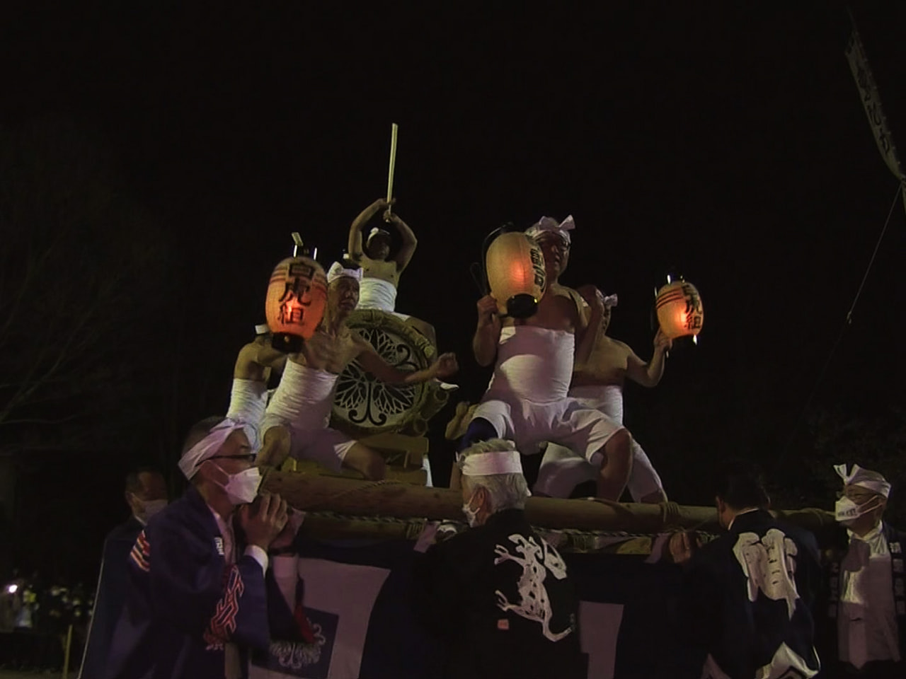 400年の伝統を誇る飛騨市の古川祭が3年ぶりに開催され、19日夜は規模を縮小して...