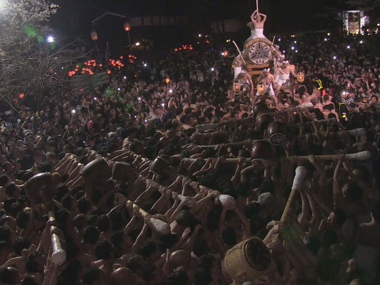 約４００年の伝統を誇る飛騨市の古川祭が１９日、２０日に行われ、勇壮な「起し太鼓」...