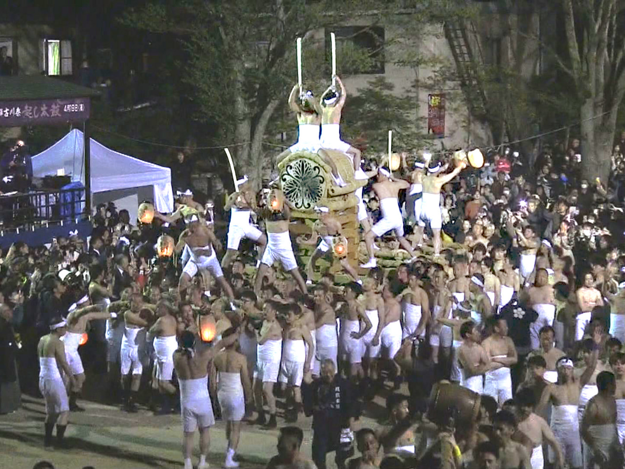 約４００年の伝統を誇る飛騨市の古川祭が１９日開幕し、１９日夜は、祭りの始まりを告...
