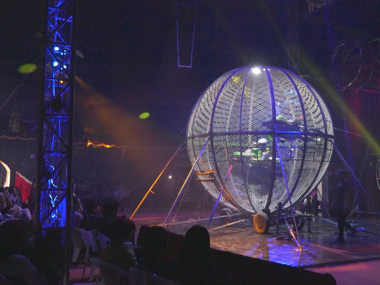 アクロバティックなパフォーマンスで知られているワールド・ドリームサーカスの大垣公...