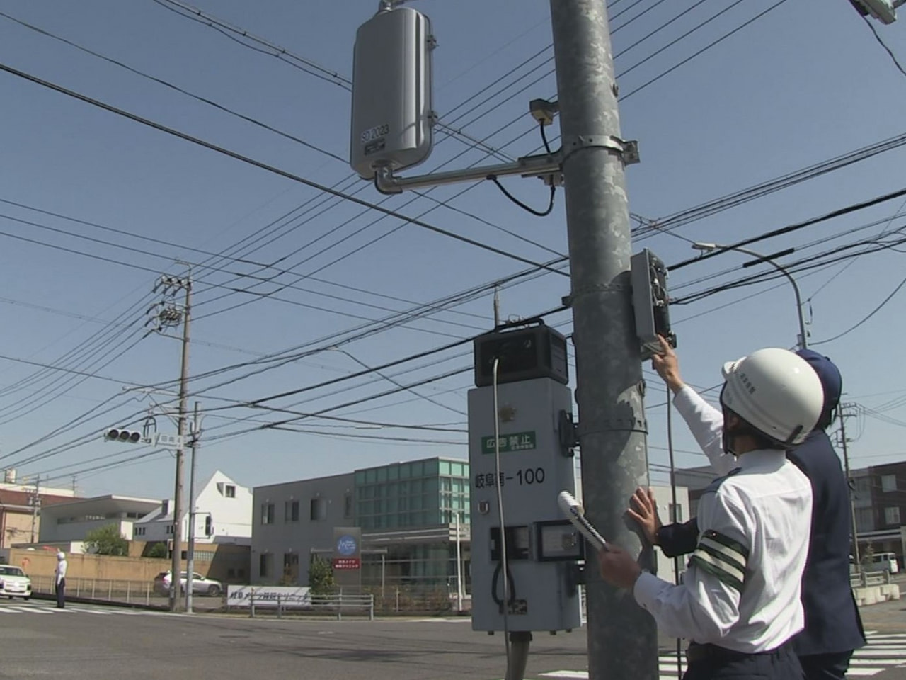 岐阜県警は災害時の停電などで信号機が止まる事態を想定し、小型のポータブルバッテリ...