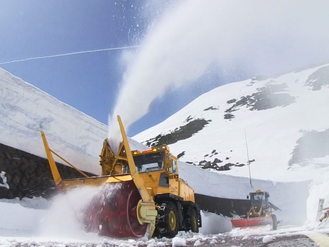 北アルプス・乗鞍岳を走る山岳道路「乗鞍スカイライン」では、5月の開通に向け除雪作...