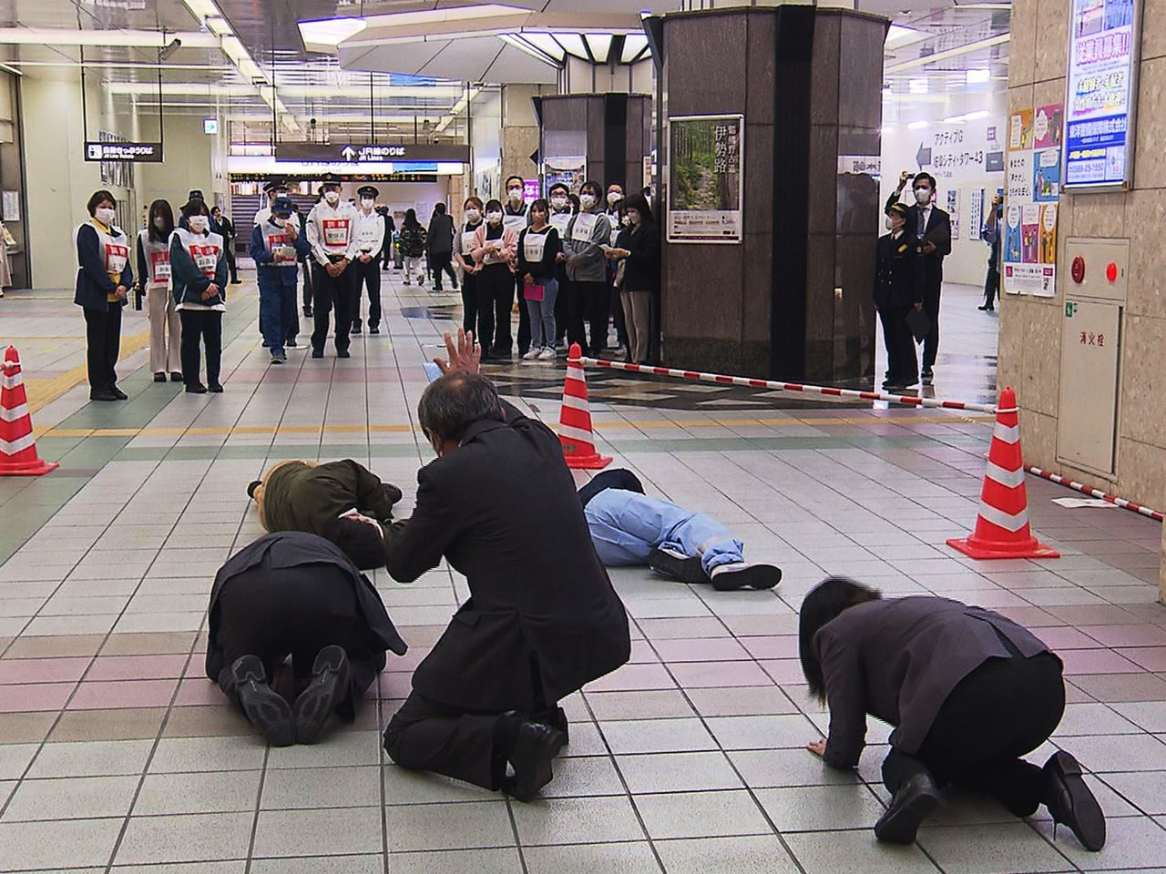 有毒物質によるテロを想定した訓練が２６日、ＪＲ岐阜駅で行われ、関係機関が連携して...