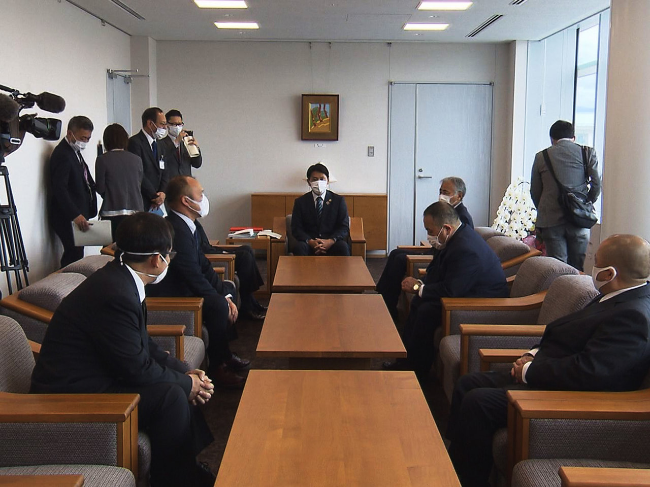 5月11日に開幕する岐阜市の長良川鵜飼を前に、27日鵜匠らが市役所を訪問し、柴橋...