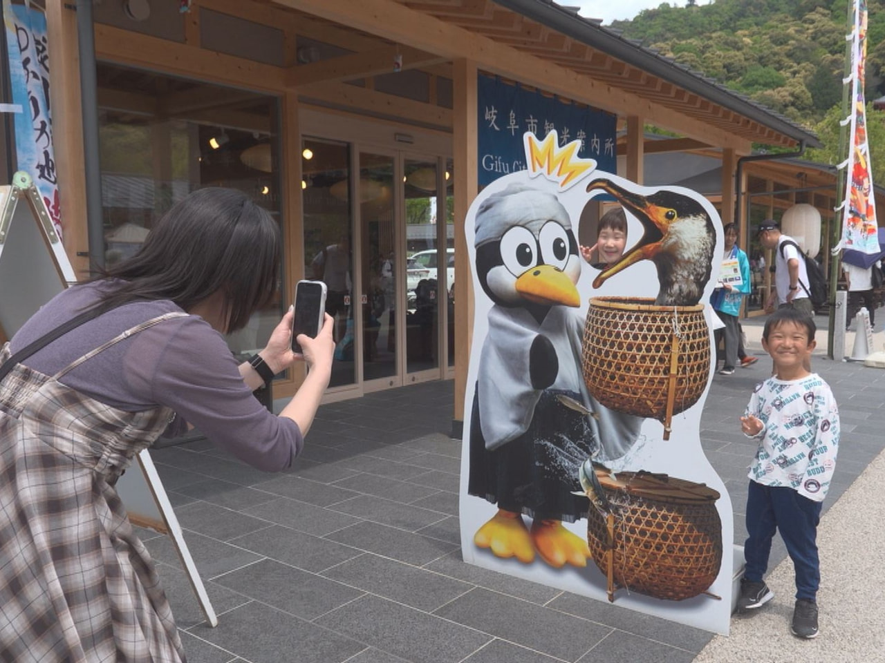 岐阜市の岐阜公園にある観光商業施設「岐阜城楽市」の開業１周年に合わせ、記念イベン...