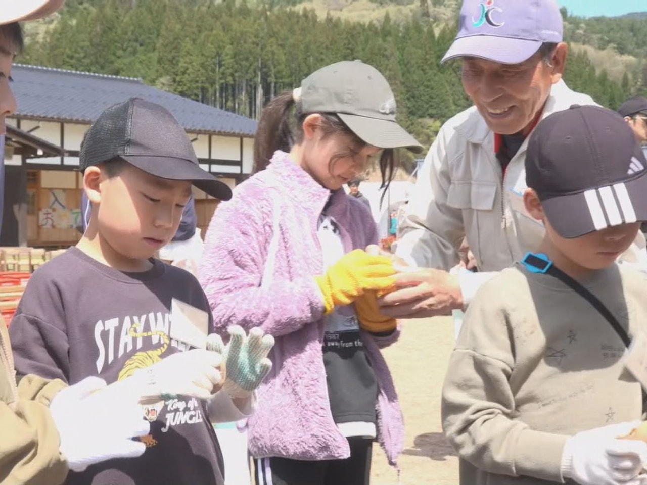 高山市国府町にある荒城農業小学校で入学式が行われ、子どもたちが農業と食の大切さを...