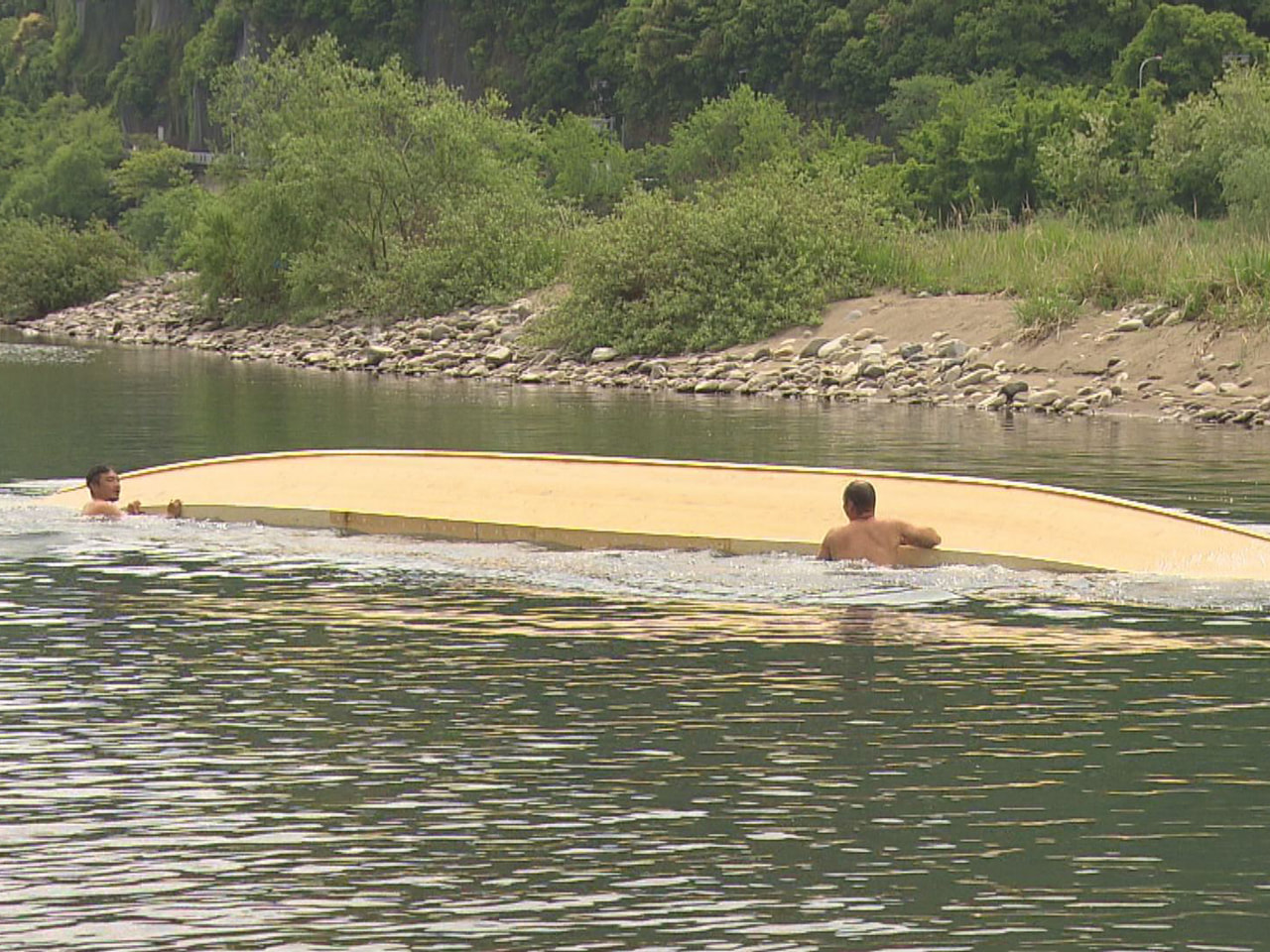 岐阜市の長良川鵜飼で使われる新しい鵜舟の進水式が２９日、市内で行われました。 新...