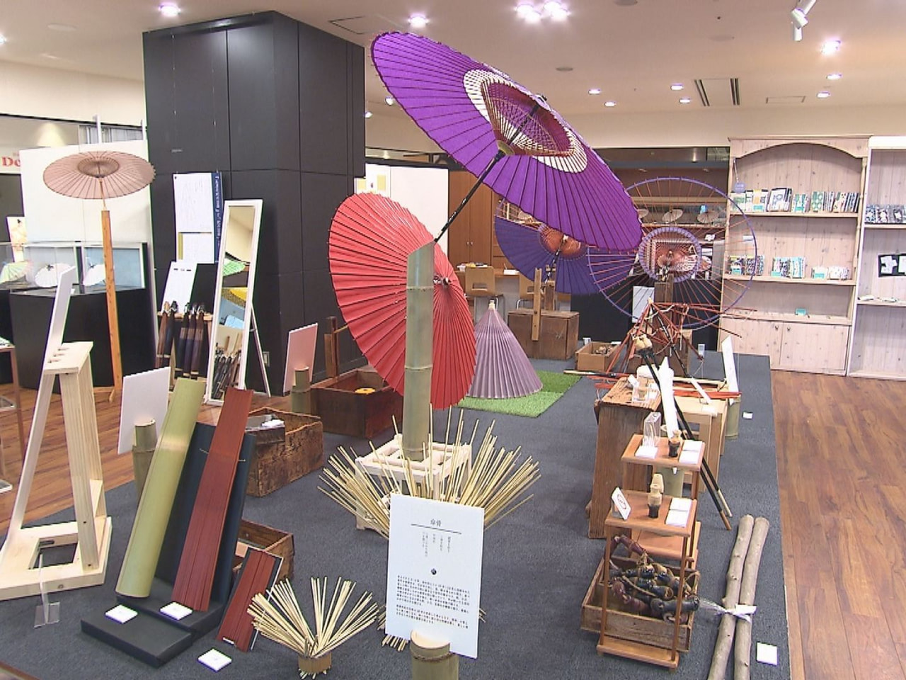 岐阜市伝統の和傘の昔ながらの細やかな職人技や機能美の魅力を紹介する展示販売会が開...