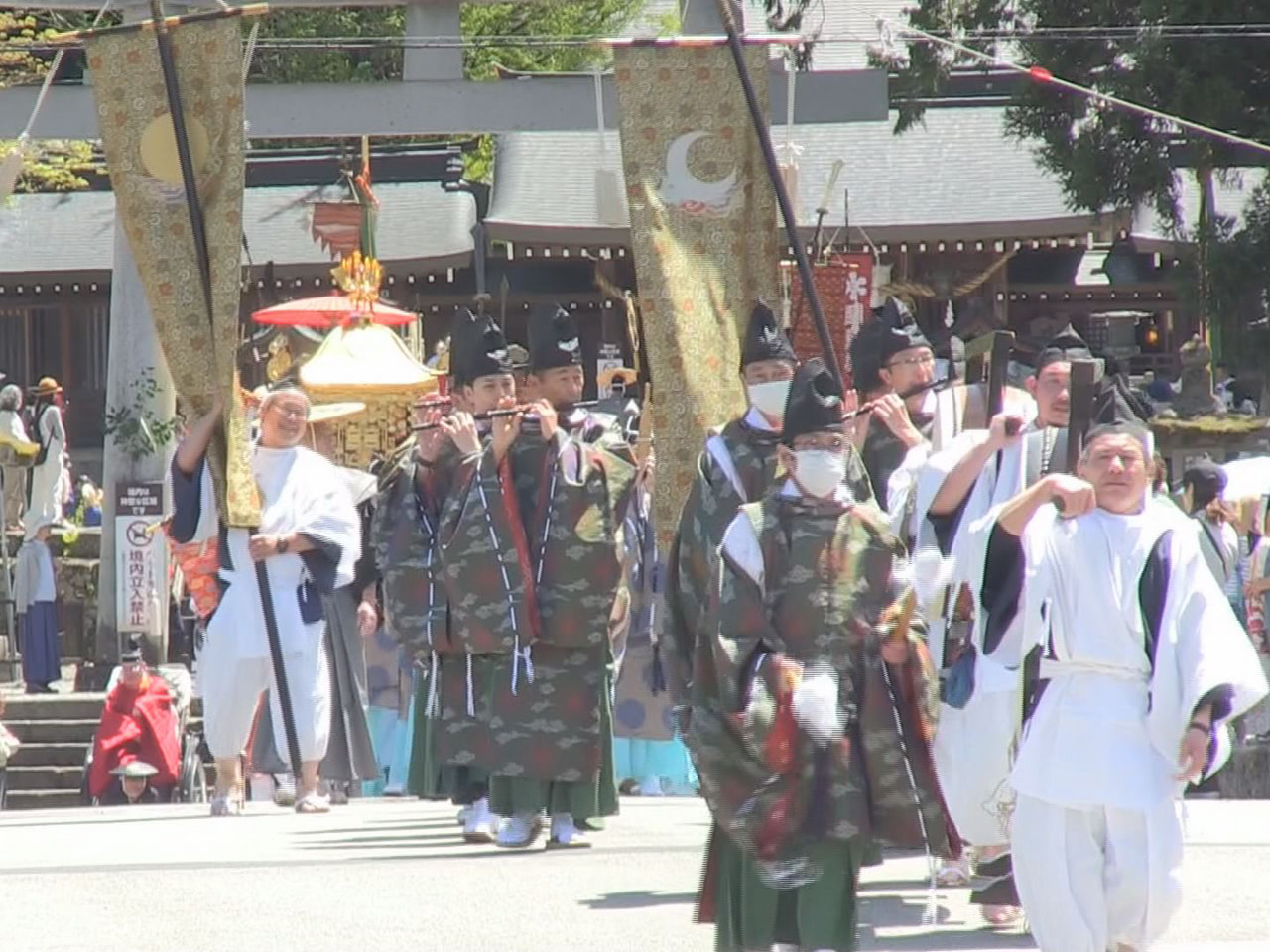 高山市の飛騨一宮水無神社で２日、例祭が行われ、古式ゆかしい衣装を身に着けた約４０...