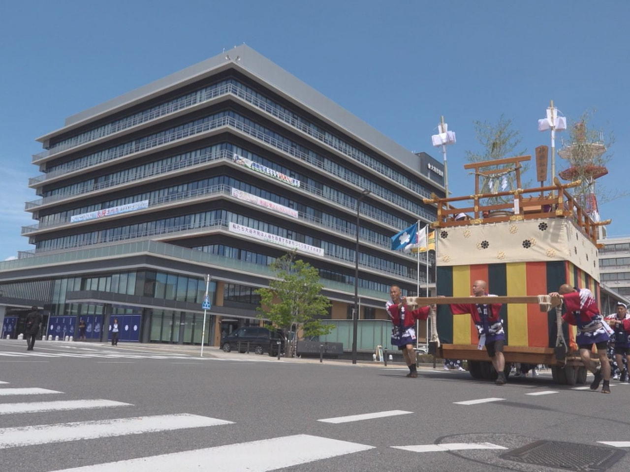 ９日、１０日に大垣市の中心市街地で開かれる大垣まつりを前に、三両軕が市内をまわっ...
