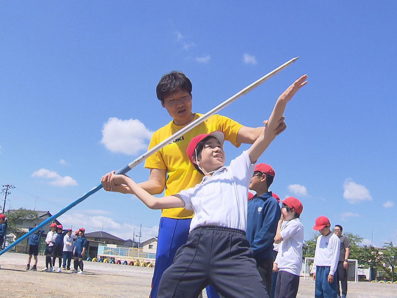 小学生に陸上競技への興味、関心などを高めてもらう「学校訪問プログラム」が瑞穂市で...