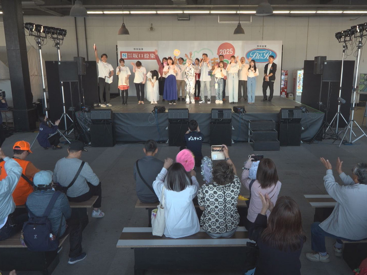 本巣市の大型商業施設、モレラ岐阜で、ぎふチャンアナウンサーや、ラジオの出演者らが...