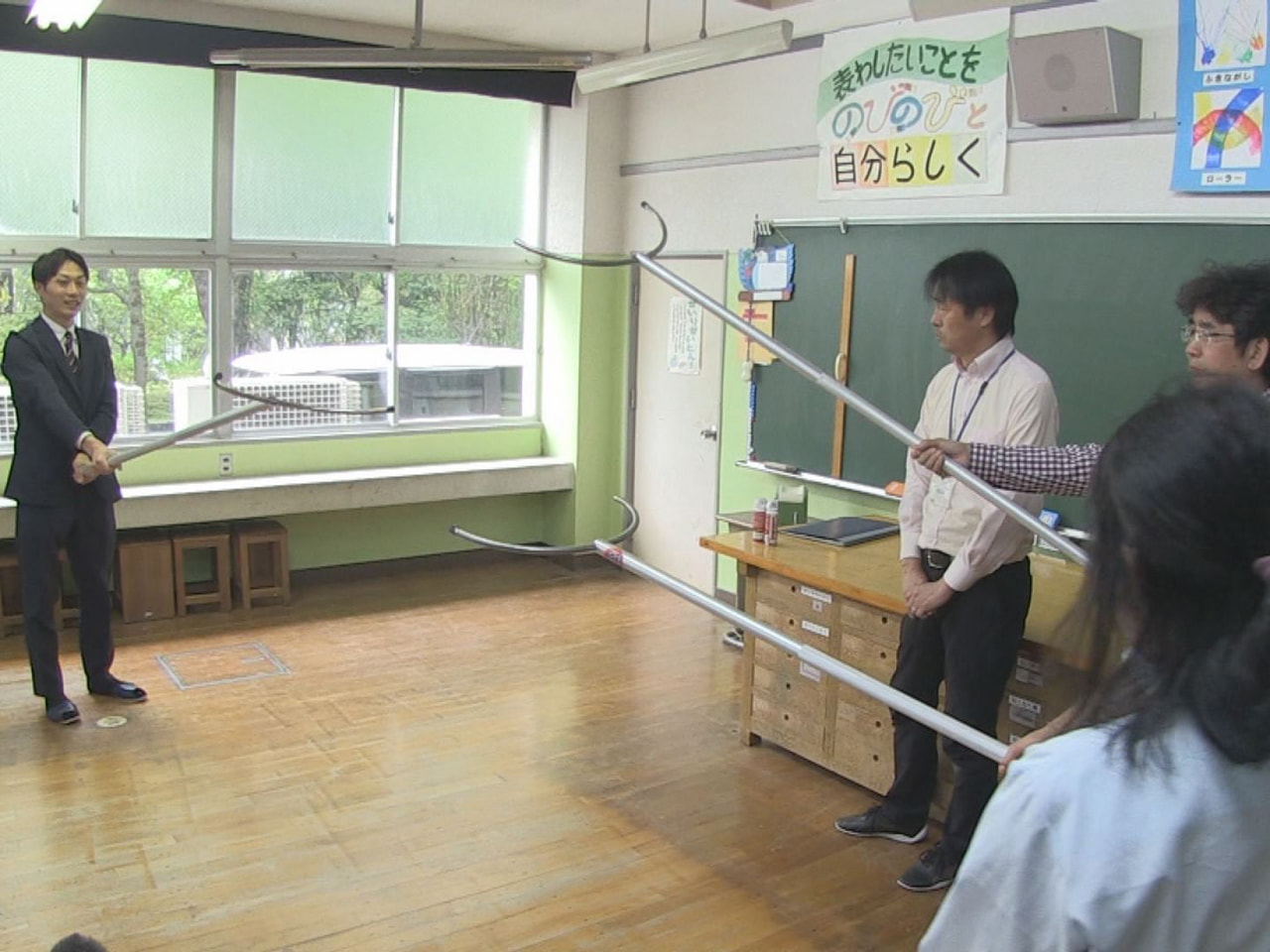 東京・立川市の小学校に侵入した男２人が教職員にけがをさせた暴行事件を受けて、岐阜...
